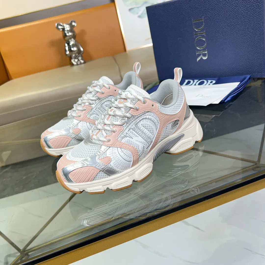 P500 Dior Chrono sneakers are a new product of the 2024 autumn ready-to-wear series, reinterpreting running shoes with Dior's haute couture style. Crafted from beige mesh with laminated leather-effect panels in gold and silver tones, it's highlighted by CD logos on the sides, a star patch on the tongue and a Dior logo on the heel. Featuring tri-color laces, a lightweight sole and star embellishments for a casual look for any season. Size: Female size 35-41 (Female size 41 and 42 can be customized) Male size 39-44 (45/46 can be customized) Color: white, pink, gold, silver, black